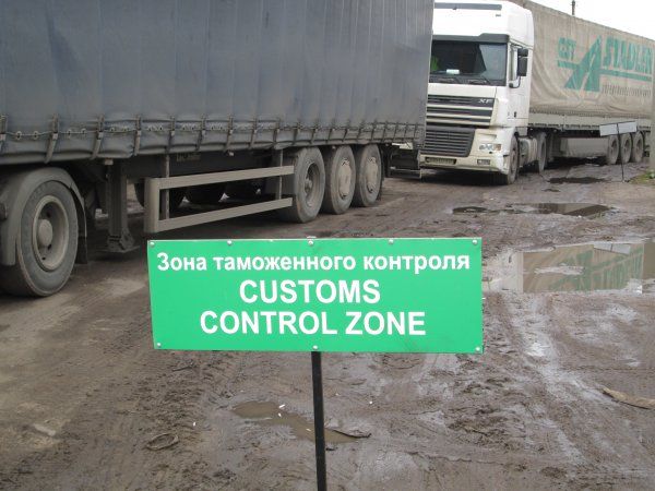 Фуры стоят на обочине Фуры стоят на обочине