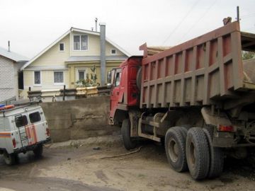 В селе Безводное Нижегородской области кривая дорога стала ловушкой для большегрузов В селе Безводное Нижегородской области кривая дорога стала ловушкой для большегрузов