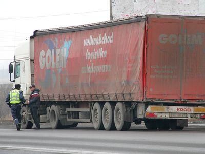 Дальнобойщики из западных областей Украины видят донецких гаишников - и радуются