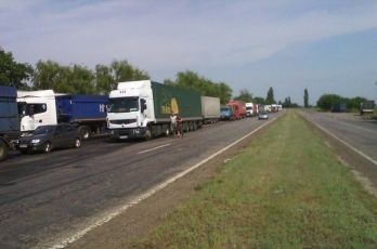 Дальнобойщики под Николаевом пригрозили перекрыть дорогу на Киев из-за поборов ГАИ