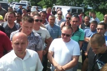 Дальнобойщики под Николаевом пригрозили перекрыть дорогу на Киев из-за поборов ГАИ