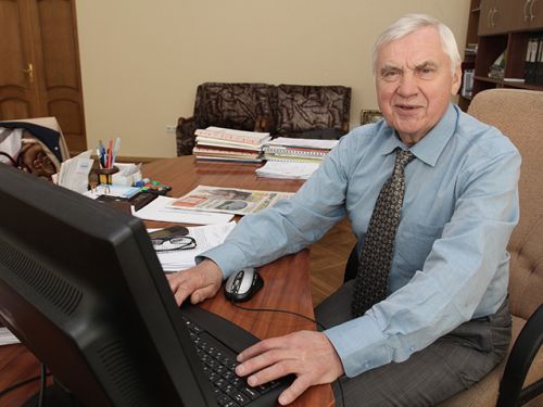 55 лет назад на БелАЗ пришел работать Павел Мариев 55 лет назад на БелАЗ пришел работать Павел Мариев