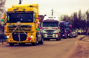 Новая примета: брачные узы прочнее, когда молодых везет в ЗАГС тягач Новая примета: брачные узы прочнее, когда молодых везет в ЗАГС тягач