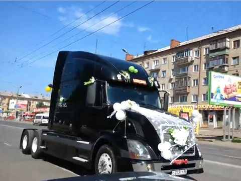 Новая примета: брачные узы прочнее, когда молодых везет в ЗАГС тягач Новая примета: брачные узы прочнее, когда молодых везет в ЗАГС тягач